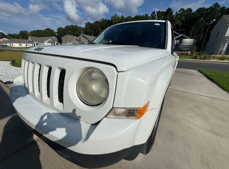 Jeep Patriot with a clouded headlight